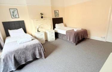 Large 4 Bedroom Sleeps 8, Spacious Apartment for Contractors and Holidays near Bedford Centre - 1 FREE PARKING SPACE & FREE WIFI - Foto 20