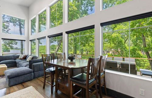 LUX Treehouse on Private Lake next to Lake Conroe with Game room, Paddleboards, Lake Views, and more! - Foto 28