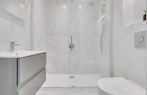 Modern Cosy 2 bed apartment, Smart TV & NETFLIX with private balcony and city view - Foto 11