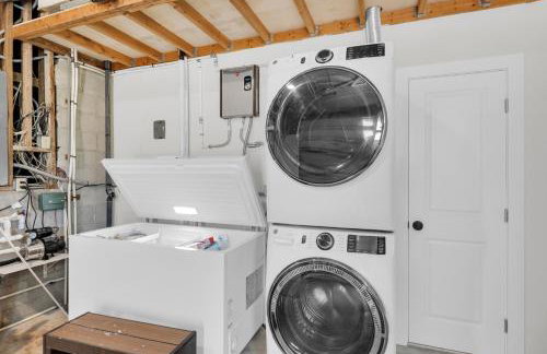 NEW LISTING! Reel Joy Waterfront Luxe with Pool and Private Dock home - Foto 60