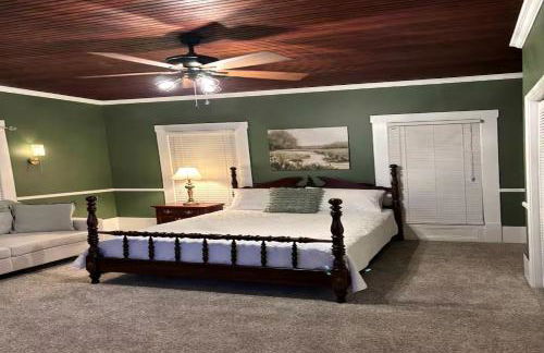 Classic Lakeside Estate Stay with Cozy Living Spaces & Outdoor Adventures in Kuttawa, Kentucky - Foto 2