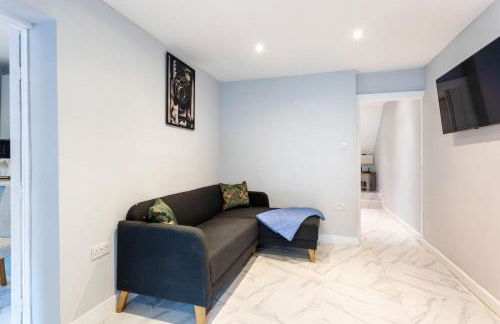 Amazing 3 bedroom, 2 bathroom, ground floor flat with garden, near train Station and bus stop - Foto 14