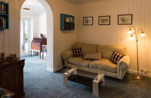 Beachside period family home. 5 BR spacious, comfortable. - Photo 19