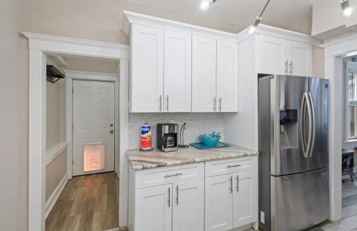 Dazzling Bungalow within 2 Blocks of Beach - Foto 12