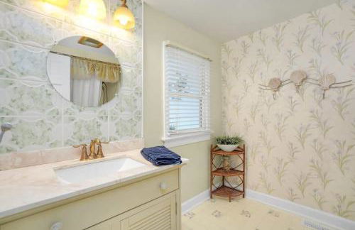 Cozy cottage w creekside fire pit & patio - Foto 23