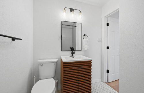 Cozy 2BR Retreat with Backyard Lounge - Foto 20