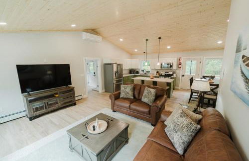 NEW! Modern Getaway - Hot Tub l Fire Pit l Pool table - Foto 12