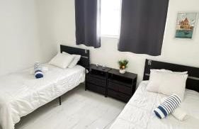 Luxury Pool Retreat Sleep 17 Near Beach - Foto 24