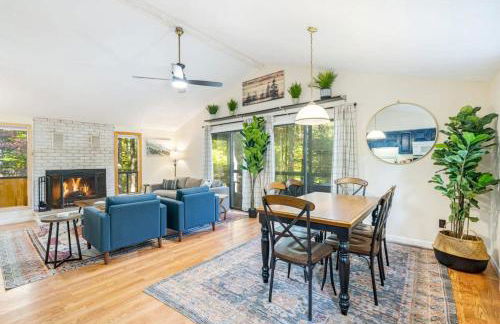 Spacious w Hot Tub, Fire Pit, Deck, Grill and WiFi - Foto 9