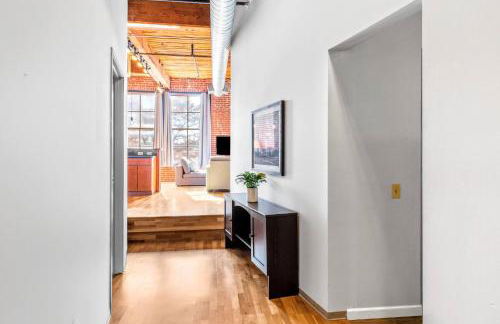 Celebrate the Season in a Trendy STL Loft 4D - Foto 10