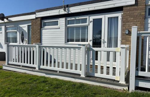 288, Two bed Chalet on Belle Aire Holiday Park - With private veranda, sleeps 5, pet friendly, free Wi-Fi, bed linen and towels included and onsite entertainment available - Foto 7