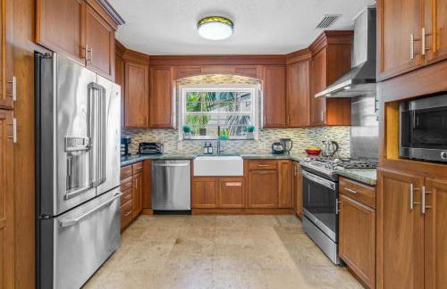 Walk to The Ave- Heated Pool, Spa, Golden Tee and Putting Green - mins to Beach- by Maven Vacation Rentals - Foto 8