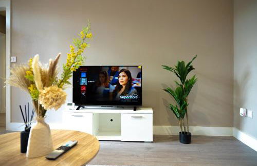 Stylish Flat in Wolverhampton - Short and long Stay with Free Parking - Photo 2