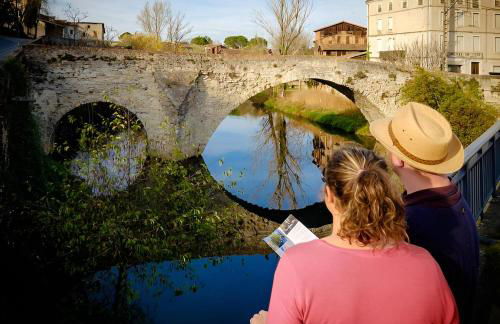 T2 Cosy, agréable fonctionnel et douillet, 1 lit 140 et un BZ , Wifi gratuit, boîte à clés, proche commerces et gare routière - Foto 15