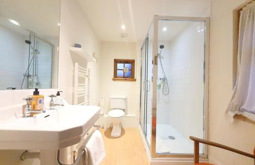 Edinburgh 2-Bedroom Cottage with Parking - Ground Floor - Foto 18