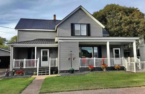 Spacious 4 BR 2BA Home with Bar and Fenced Yard - Foto 1
