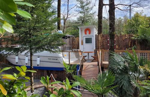 Bateau sur terre près du bassin - Foto 1