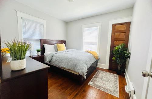 Spacious 6BR Home - Near Top Attractions - Photo 3