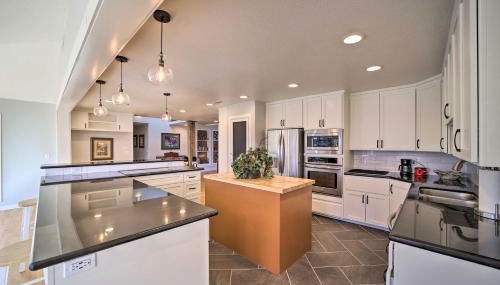 Grand Tulsa Getaway with Private Pond, Dock and Deck - Foto 2