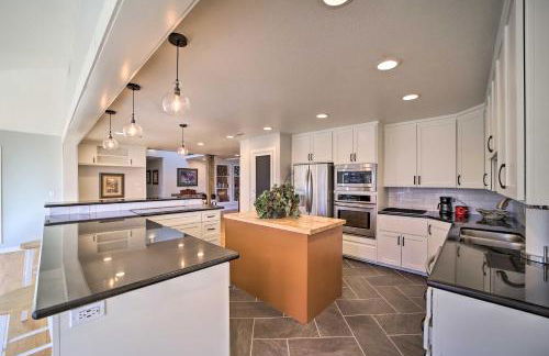 Grand Tulsa Getaway with Private Pond, Dock and Deck - Foto 2