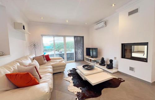 Beautiful 4-Bedroom Villa with Garden and Pool - Foto 8