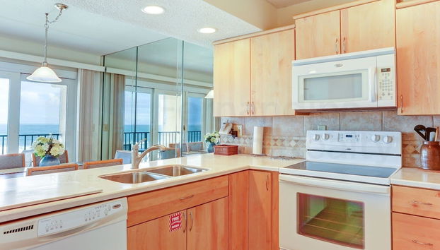 Coastal Condo with Ocean Viewing Pleasure by RedAwning - Foto 5, Cocina privada