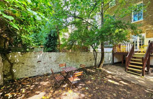 Lovely Ground Floor Home with High Ceiling and a Private Garden with Deck by Earl's Court Station - Photo 31