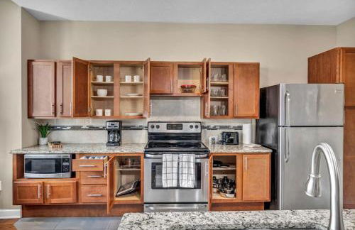 Modern Condo w/ Cathedral Views in Great Location - Foto 1