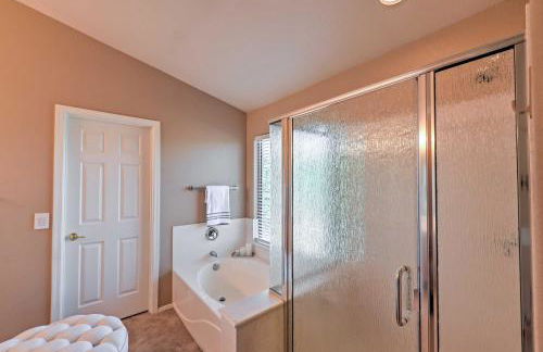 Inviting Surprise Home with Private Pool Near Golf! - Foto 12