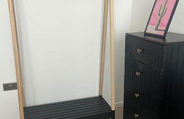 A Modern Classic 2 bed apartment by Graves Park - Foto 13