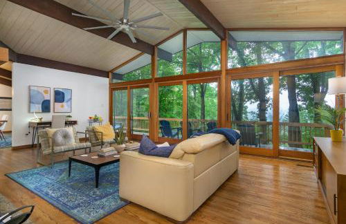 Retro Metro Deck House MCM Gem with Hot Tub & Spectacular Views! - Foto 1