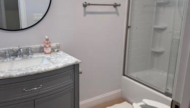 4 Bedroom Cape Getaway, 5 Min Drive to Beach, Pool Table, Grill, Backyard - Foto 3