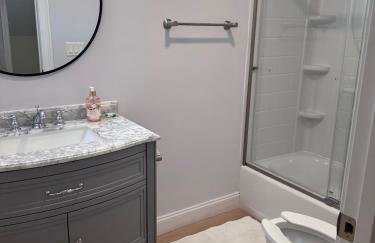 4 Bedroom Cape Getaway, 5 Min Drive to Beach, Pool Table, Grill, Backyard - Foto 3