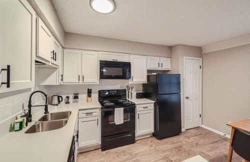 Your Chill 2B Getaway - 10min to DTWN - W/D, Pool, Prkg - Foto 20