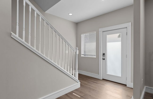 Bright Urban Comfort | JZ Vacation Rentals - Photo 45