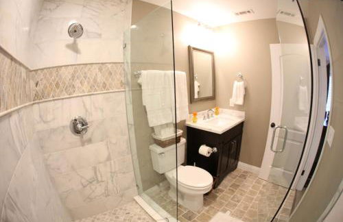 Stunning 8 bedroom 6 bathroom Pool Home - Photo 35