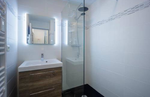 Appartement Neuf pour 6, Parking Gratuit, Skis et Accès Pistes en 5min - FR-1-695-4 - Foto 13