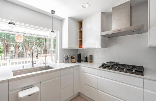 Spacious Central Kirkland Gem with Deck Near Google - Foto 5