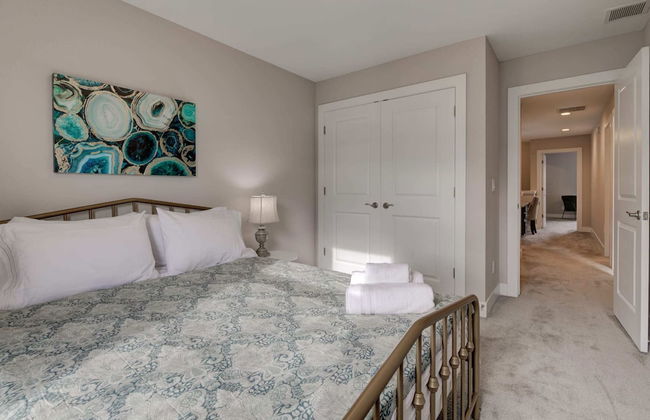 Marbella Lane Executive Townhome, 20 mins to Boulder - Photo 7