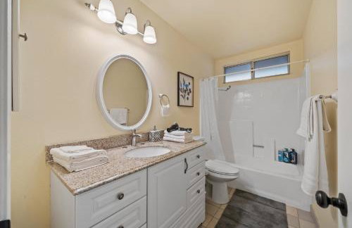 Entire Private Home with 4 Bedrooms, Pool, Hot Tub, King Bed, Garage, Available Now - Foto 60