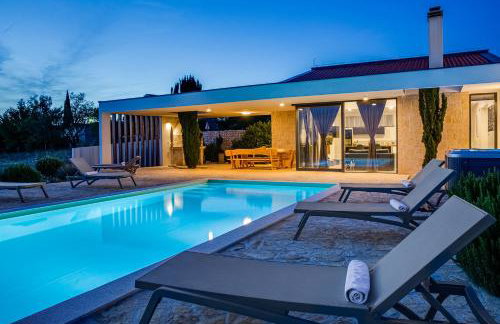 Luxury Spa Villa w Heated Pool, Jacuzzi & Sauna - Photo 1