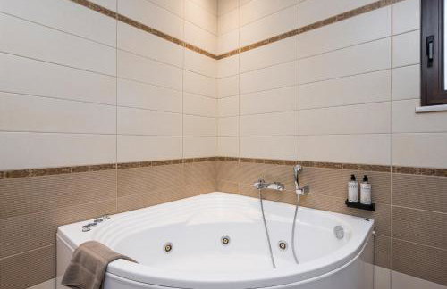 Villa Wisdom - Elegant & Homely with Pool, Galatas - Photo 48