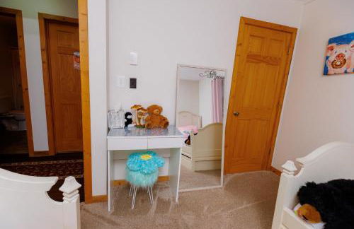 WOW!! Ultimate Pocono Retreat Hot Tub, Game Room, Fire Pit, Near Lakes & Hiking! - Foto 28