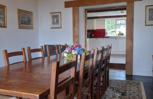 Family-Friendly Devon Farmhouse, sleeps 11, with Indoor Heated Pool, Dartmoor Views & Tarka Trail Access - Photo 2