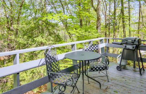 1 Mi to Pisgah Natl Forest Wooded Haven with Deck - Foto 1