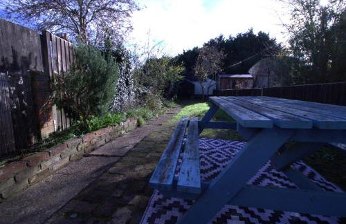 Stylish & Cosy Stay 2-Bed House Train Station Hospital Garden Fast WiFi - Foto 6