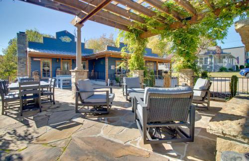 Walk to White River Cozy Escape with Screened Porch - Foto 26