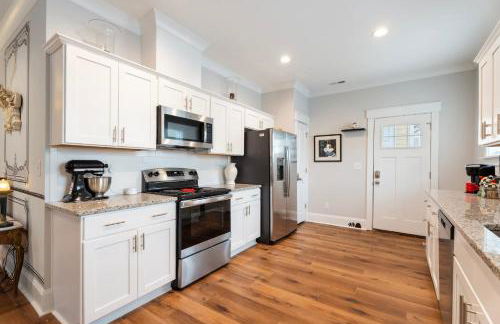 4BR Themed Stay Suite Near NC State Downtown Sleeps 10 - Foto 3