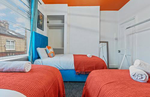 4 Bedroom House in Eccles, Trafford, Manchester - Sleeps 10 - 3 Double Beds - 4 Single Beds - FREE PARKING, Garden & Fast Fibre Wi-Fi - Close to Trafford Centre, MediaCityUK, Salford Quays, and both Old Trafford stadiums - Foto 8