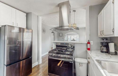 Near Beach! Group-Friendly Michigan City Retreat - Photo 10